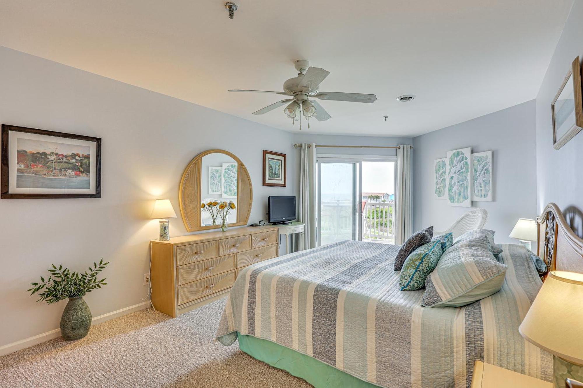 Oak Island Beachfront Condo With Community Pool Exteriör bild