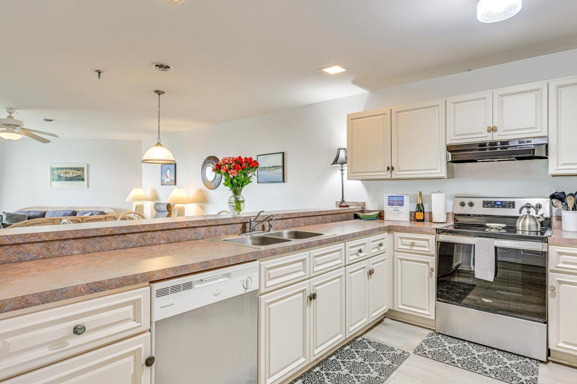 Oak Island Beachfront Condo With Community Pool Exteriör bild