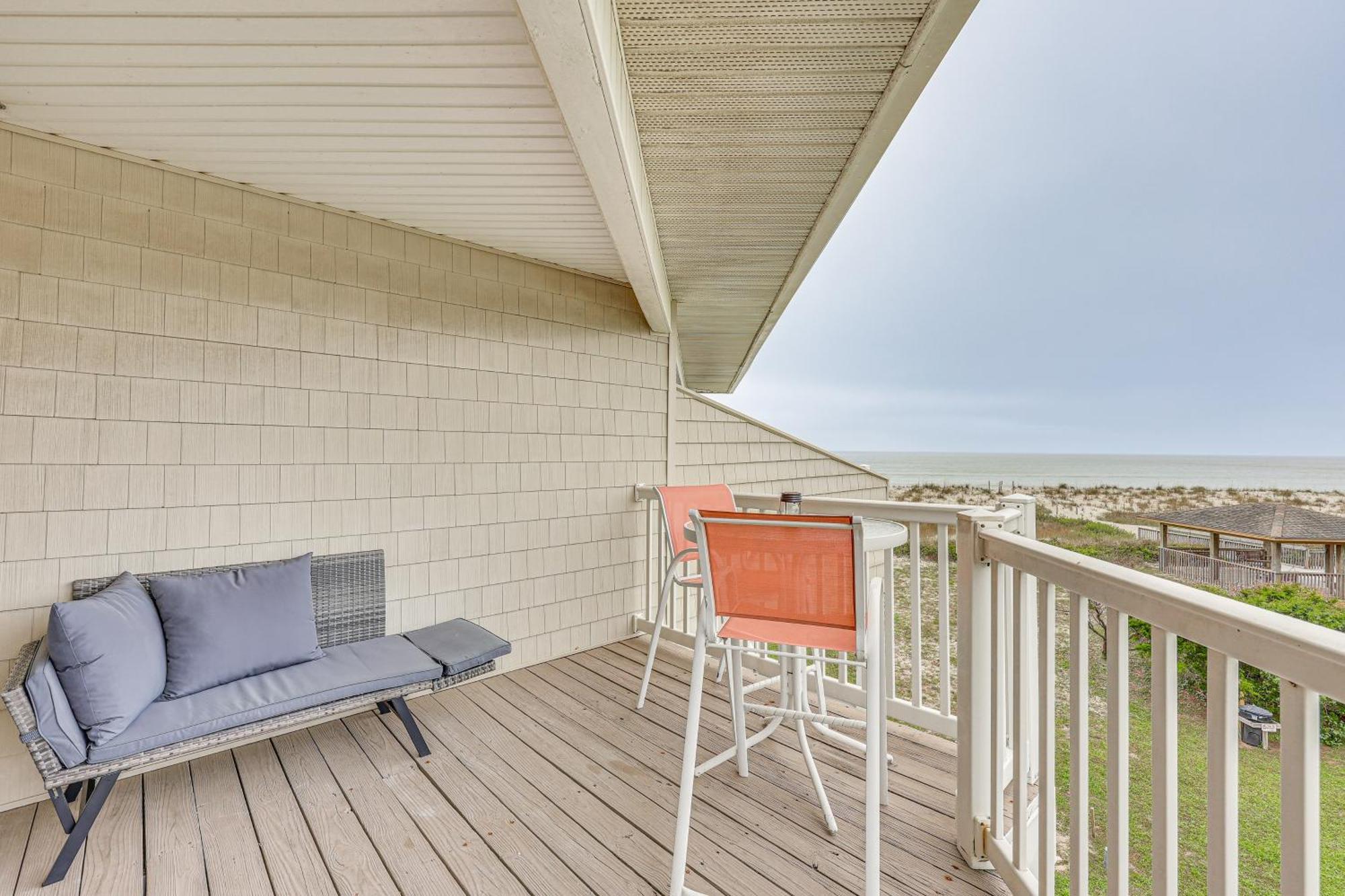 Oak Island Beachfront Condo With Community Pool Exteriör bild